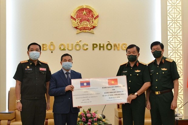 Le Vietnam offre des fournitures medicales au Laos hinh anh 1