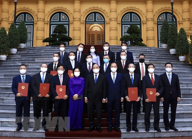 Le president Nguyen Xuan Phuc assigne des taches aux ambassadeurs hinh anh 1