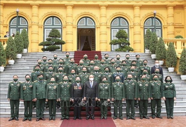 Le president Nguyen Xuan Phuc salue les veterans-entrepreneurs hinh anh 2