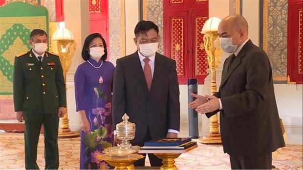 Le roi Norodom Sihamoni salue l’essor des relations Cambodge-Vietnam hinh anh 1