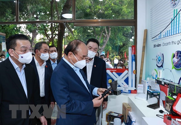 Le chef de l’Etat visite deux entreprises gerees par des personnes agees hinh anh 2