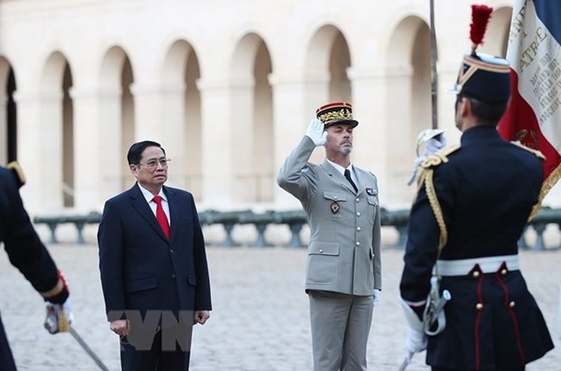 Ceremonie d'accueil officielle du PM Pham Minh Chinh et d'une delegation vietnamienne a Paris hinh anh 1