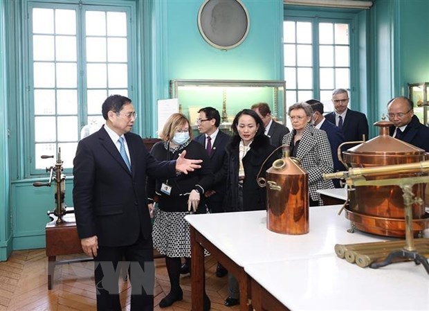 Le Premier ministre Pham Minh Chinh visite l’Institut Pasteur de Paris hinh anh 2