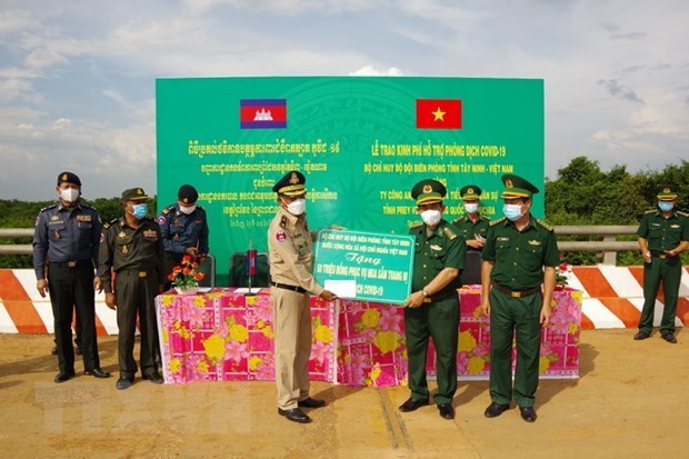 Tay Ninh soutient les forces frontalieres cambodgiennes dans le contexte de COVID-19 hinh anh 1