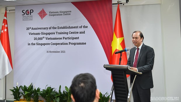 Le centre de formation de Vietnam – Singapour souffle le 20e bougie hinh anh 1