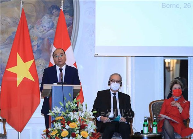 Les presidents vietnamien et suisse copresident un Sommet d’affaires des deux pays hinh anh 1