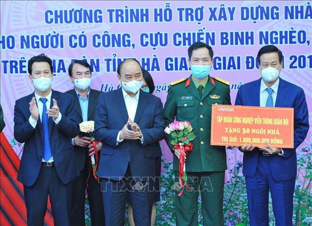 Ha Giang : le president a la reunion resumant le Programme de maisons pour les demunis hinh anh 1