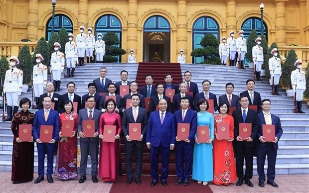 Le president Nguyen Xuan Phuc remet ses decisions de nomination a 26 ambassadeurs hinh anh 1