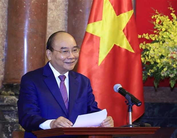Le president Nguyen Xuan Phuc remet ses decisions de nomination a 26 ambassadeurs hinh anh 2
