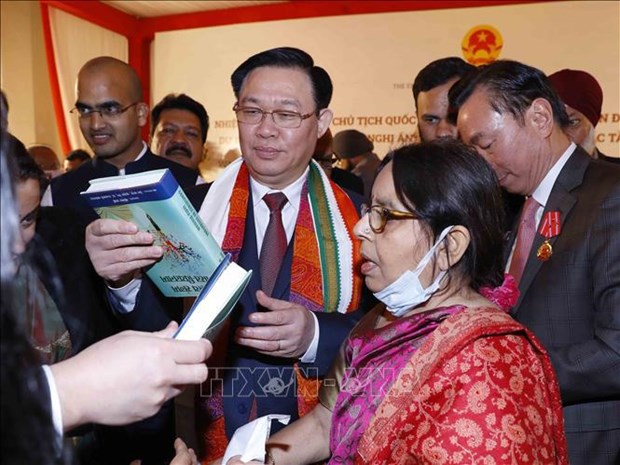 Le president de l’AN Vuong Dinh Hue rencontre des dirigeants de l’Association d’amitie Inde-Vietnam hinh anh 1