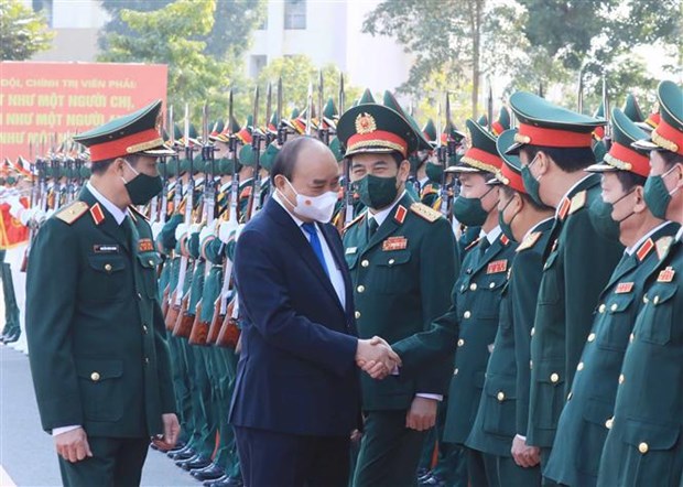 Le president Nguyen Xuan Phuc visite l’Ecole des officiers politiques a Hanoi hinh anh 1