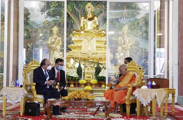 Le president Nguyen Xuan Phuc rend visite aux grands patriarches supremes bouddhistes du Cambodge hinh anh 2