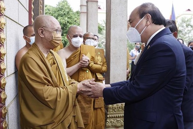 Le president Nguyen Xuan Phuc rend visite aux grands patriarches supremes bouddhistes du Cambodge hinh anh 1
