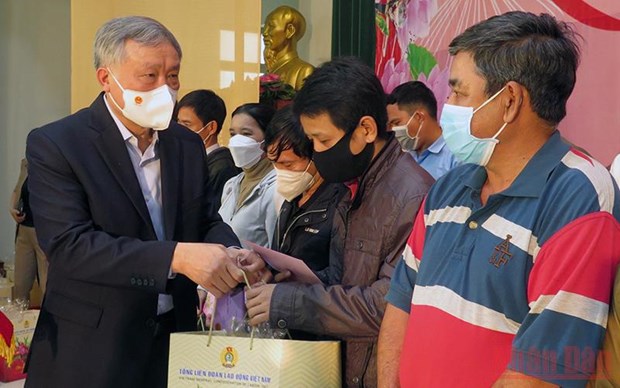 Phu Yen : remise de cadeaux a des travailleurs en difficulte hinh anh 1
