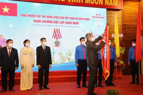 Ho Chi Minh-Ville: L'hopital Cho Ray recoit l'Ordre de l'Independance de premiere classe hinh anh 1