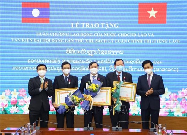 Le Laos décore plusieurs cadres vietnamiens | Politique | Vietnam+ (VietnamPlus)