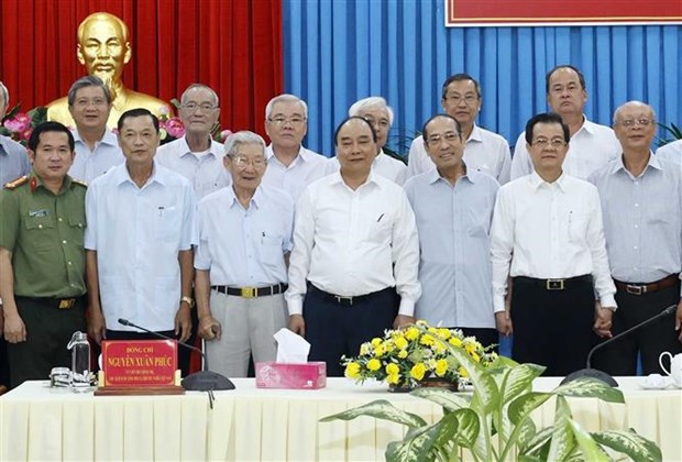 Le president Nguyen Xuan Phuc rencontre des anciens dirigeants d'An Giang hinh anh 1