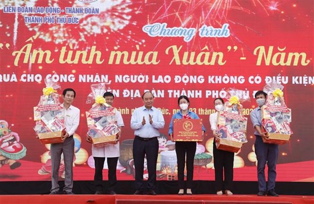 Le president Nguyen Xuan Phuc remet des cadeaux du Tet a des travailleurs a Ho Chi Minh-Ville hinh anh 1