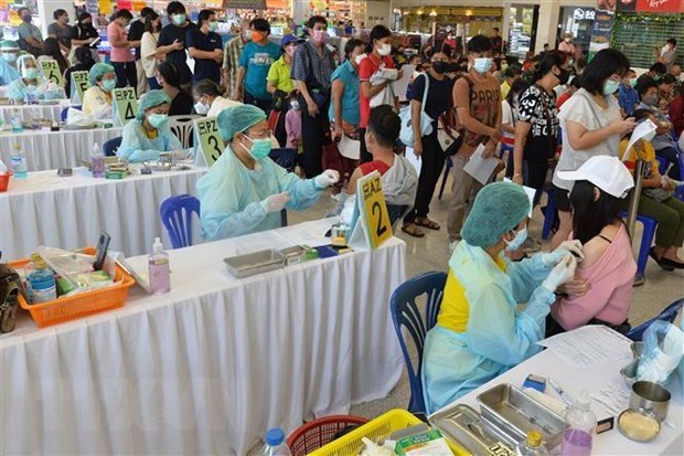Thailande: le gouvernement deploie la quatrieme dose de vaccin contre le COVID-19 dans 10 provinces hinh anh 1
