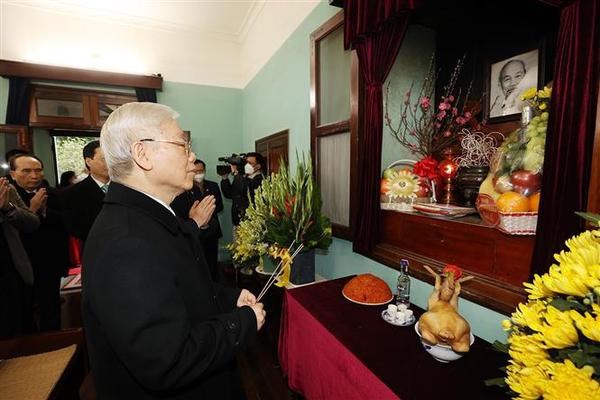 Le secretaire general Nguyen Phu Trong rend hommage au President Ho Chi Minh hinh anh 1