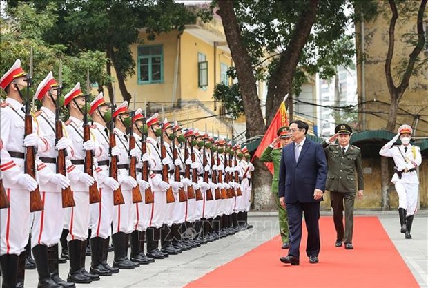 Le PM rend visite aux forces de securite publique avant la fete du Tet hinh anh 1