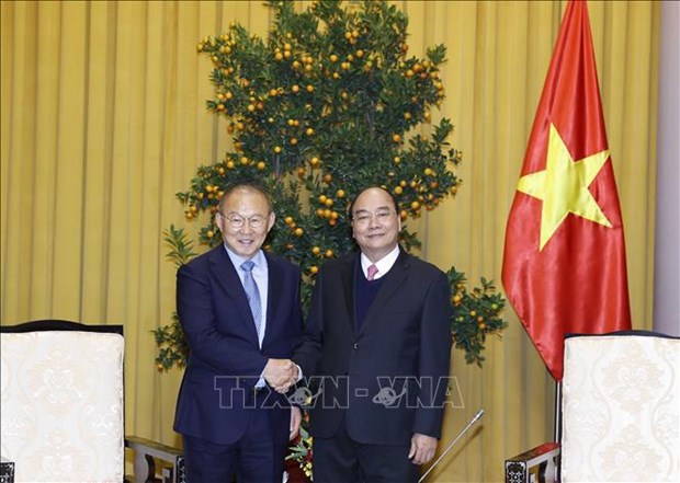 Le president Nguyen Xuan Phuc recoit l'entraineur Park Hang Seo hinh anh 1