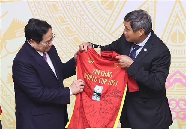 Le Premier ministre rencontre l’equipe nationale feminine de football hinh anh 2
