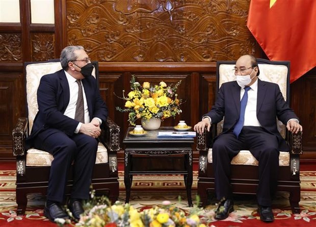 Le president Nguyen Xuan Phuc recoit les ambassadeurs de Singapour et d'Egypte hinh anh 2