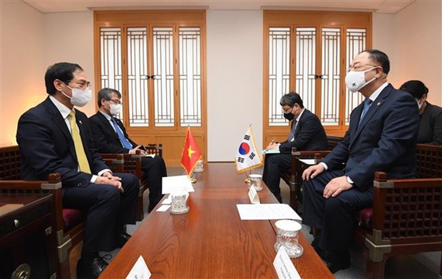 Le ministre vietnamien des AE rencontre le president de l’AN et le ministre des Finances de R.de Coree hinh anh 2