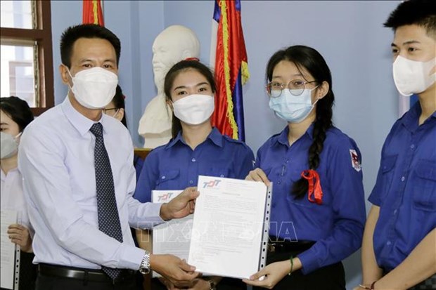 Remise de bourses d’etudes a 10 eleves de l’ecole bilingue Nguyen Du a Vientiane hinh anh 1