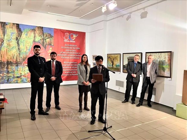 Une exposition de beaux-arts celebre les liens diplomatiques Vietnam-Ukraine hinh anh 1