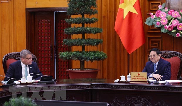Le Premier ministre Pham Minh Chinh recoit le president de la COP26 hinh anh 1