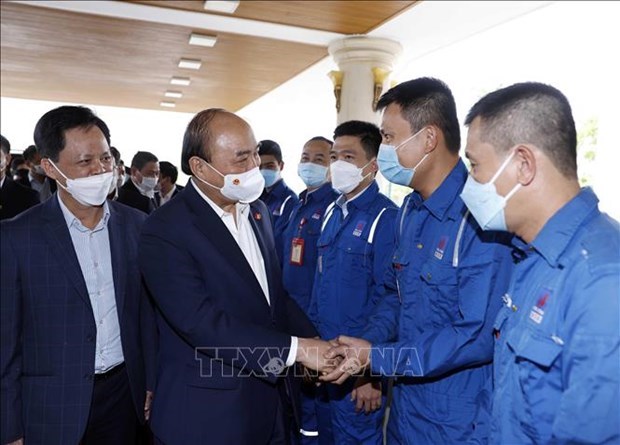 Le president presente des cadeaux aux salaries de la societe petrochimique Binh Son hinh anh 1