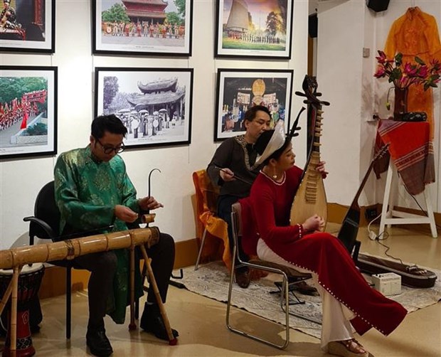 Exposition des patrimoines culturels et instruments musicaux traditionnels vietnamiens en France hinh anh 1