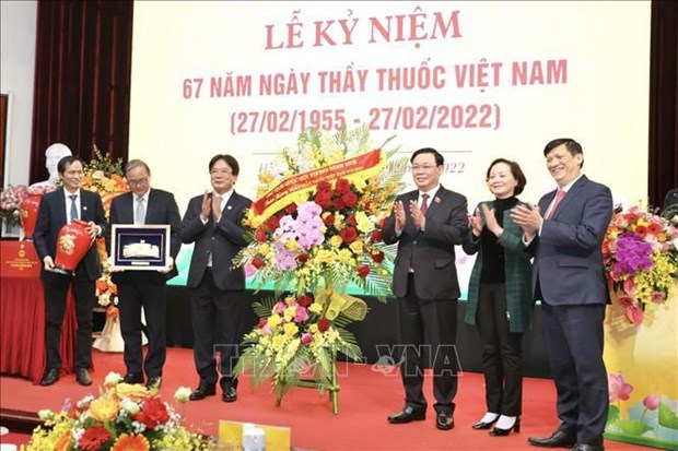 Le president de l’Assemblee nationale salue les medecins vietnamiens hinh anh 1
