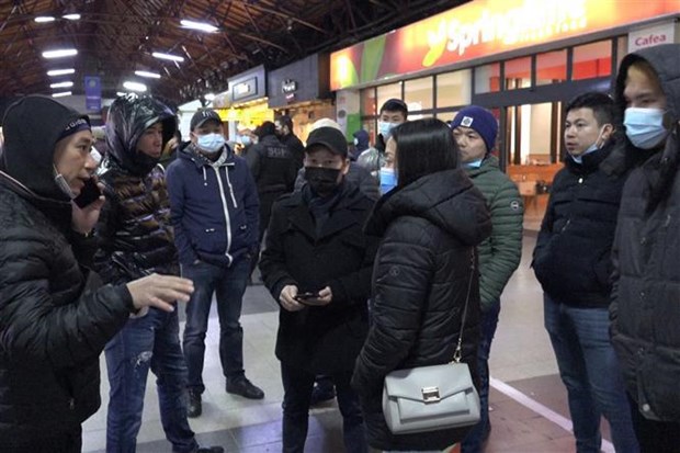 Des centaines de Vietnamiens d'Ukraine sont arrives sains et saufs en Roumanie hinh anh 1