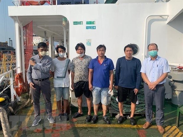 L’ambassade du Vietnam en Thailande vient en aide a quatre marins rescapes hinh anh 1
