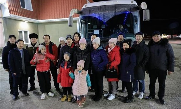 Les Vietnamiens en Russie accueillent 14 ressortissants evacues de Kherson (Ukraine) hinh anh 1