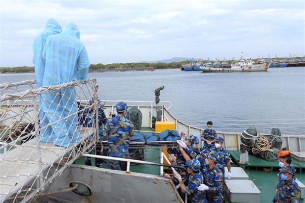 Ba Ria-Vung Tau: six pecheurs secourus apres le naufrage de leur bateau hinh anh 1