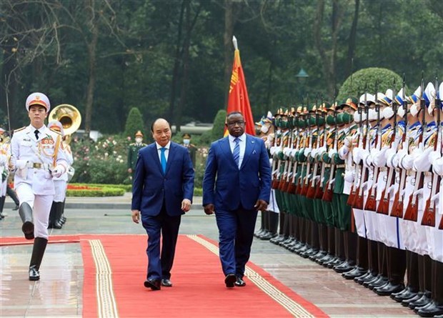 Vietnam-Sierra Leone: les presidents discutent des mesures a booster les liens economiques hinh anh 1