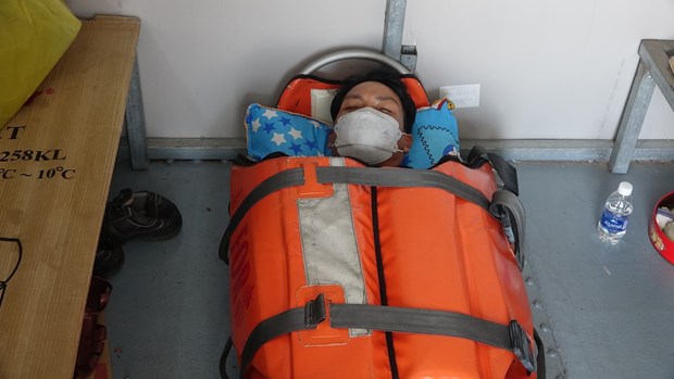 Da Nang: Amener un marin victime d'un grave accident en mer au continent hinh anh 1