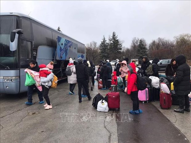 L'ambassade en Republique tcheque soutient les Vietnamiens evacues de l'Ukraine hinh anh 1