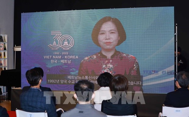 Exposition de photos pour celebrer les 30 ans des relations diplomatiques Vietnam-R. de Coree hinh anh 1