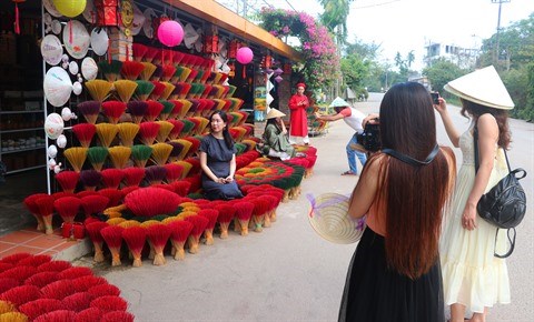 Le village de batonnets d’encens de Thuy Xuan gagne les faveurs des jeunes hinh anh 1