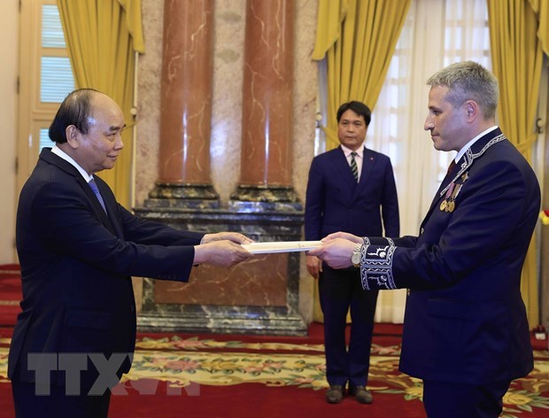 Le president Nguyen Xuan Phuc recoit les nouveaux ambassadeurs de Bielorussie et d'Egypte hinh anh 1