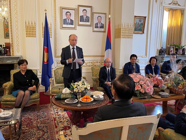 L'Ambassade du Vietnam en France felicite la fete Bun Pi May du Laos hinh anh 1