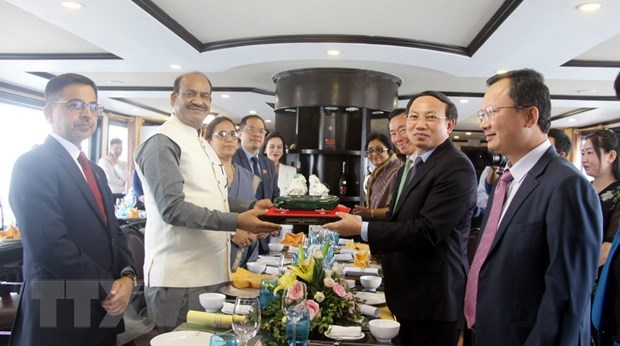 Le president de la Chambre du peuple indien explore la baie d’Ha Long hinh anh 1