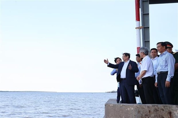 Le PM inspecte les chantiers du port de Tran De et de la centrale de Long Phu I hinh anh 1
