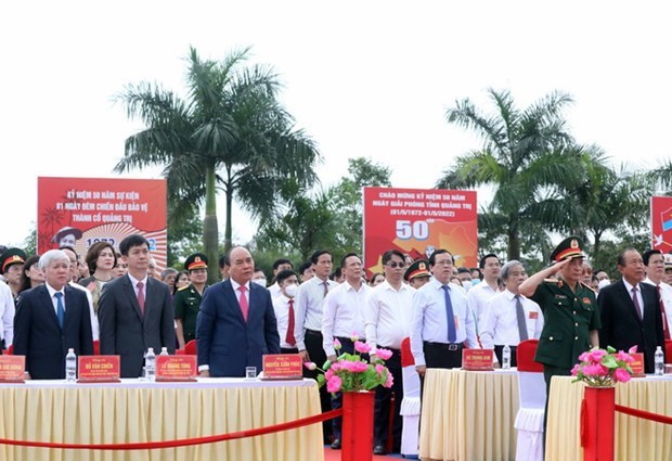 Le chef de l’Etat assiste a une ceremonie de lever de drapeau a Quang Tri hinh anh 2