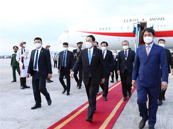 Le Premier ministre japonais entame sa visite officielle au Vietnam hinh anh 1